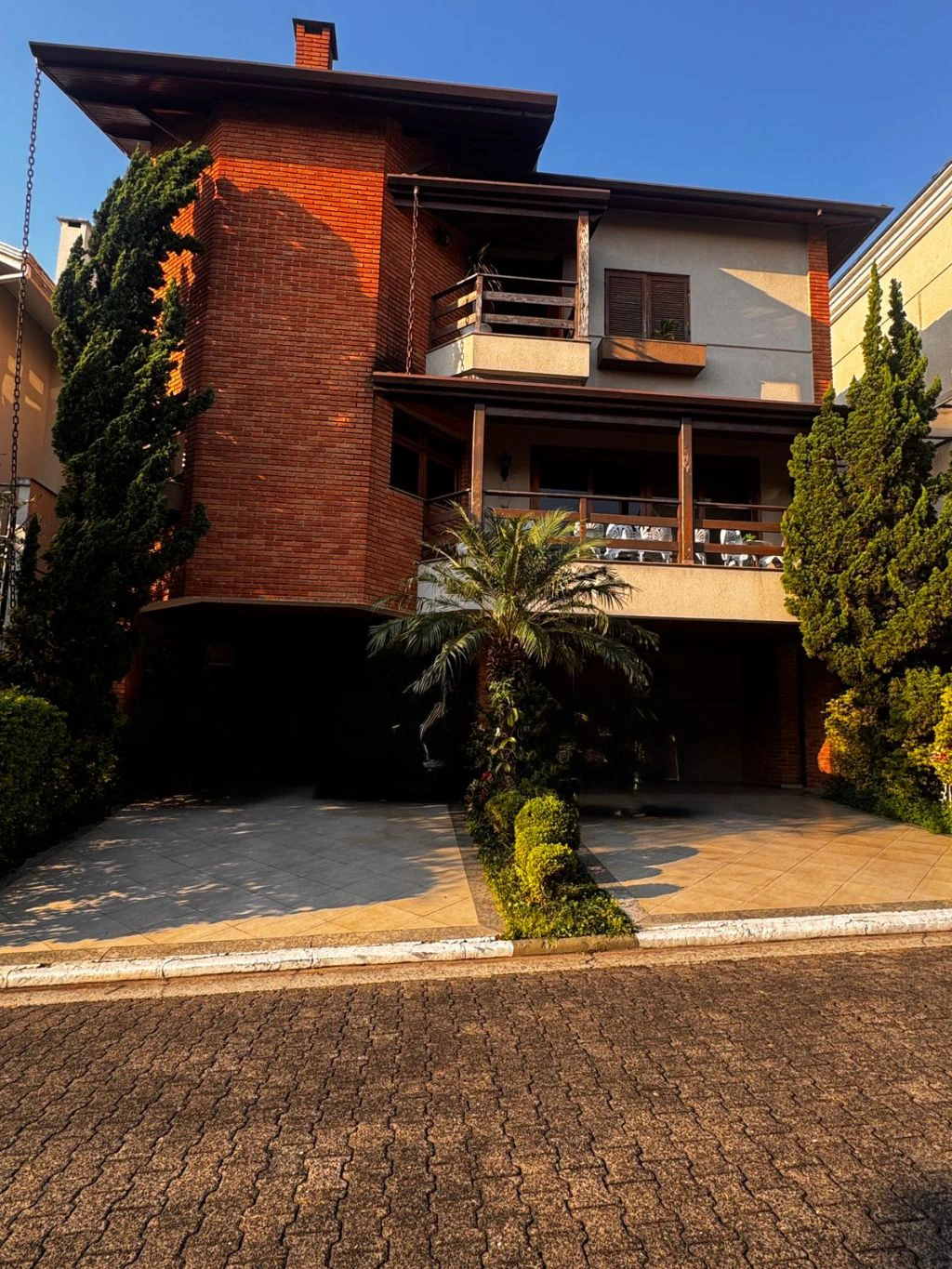 Fachada da casa, vista ampla ao entardecer